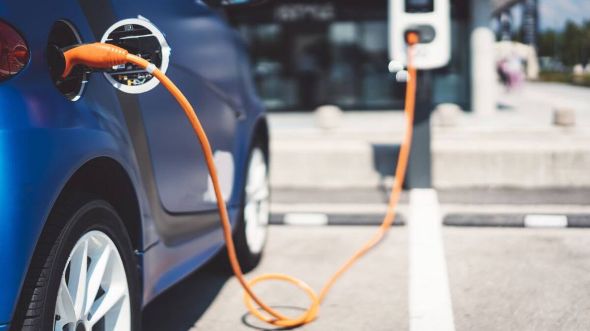 César Luena: "En 2026 tiene que haber un punto de recarga para coches eléctricos cada 60 km"