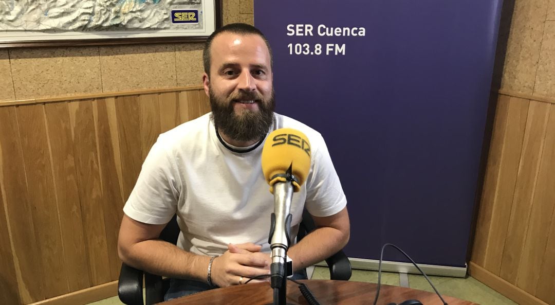 Miguel Ángel Checa en el estudio de SER Cuenca.