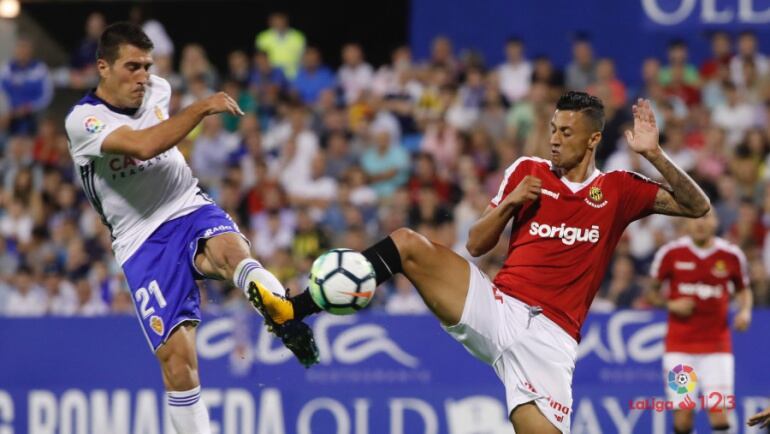 Zapater disputa un balón con Maikel Mesa en una imagen del partido jugado en la primera vuelta