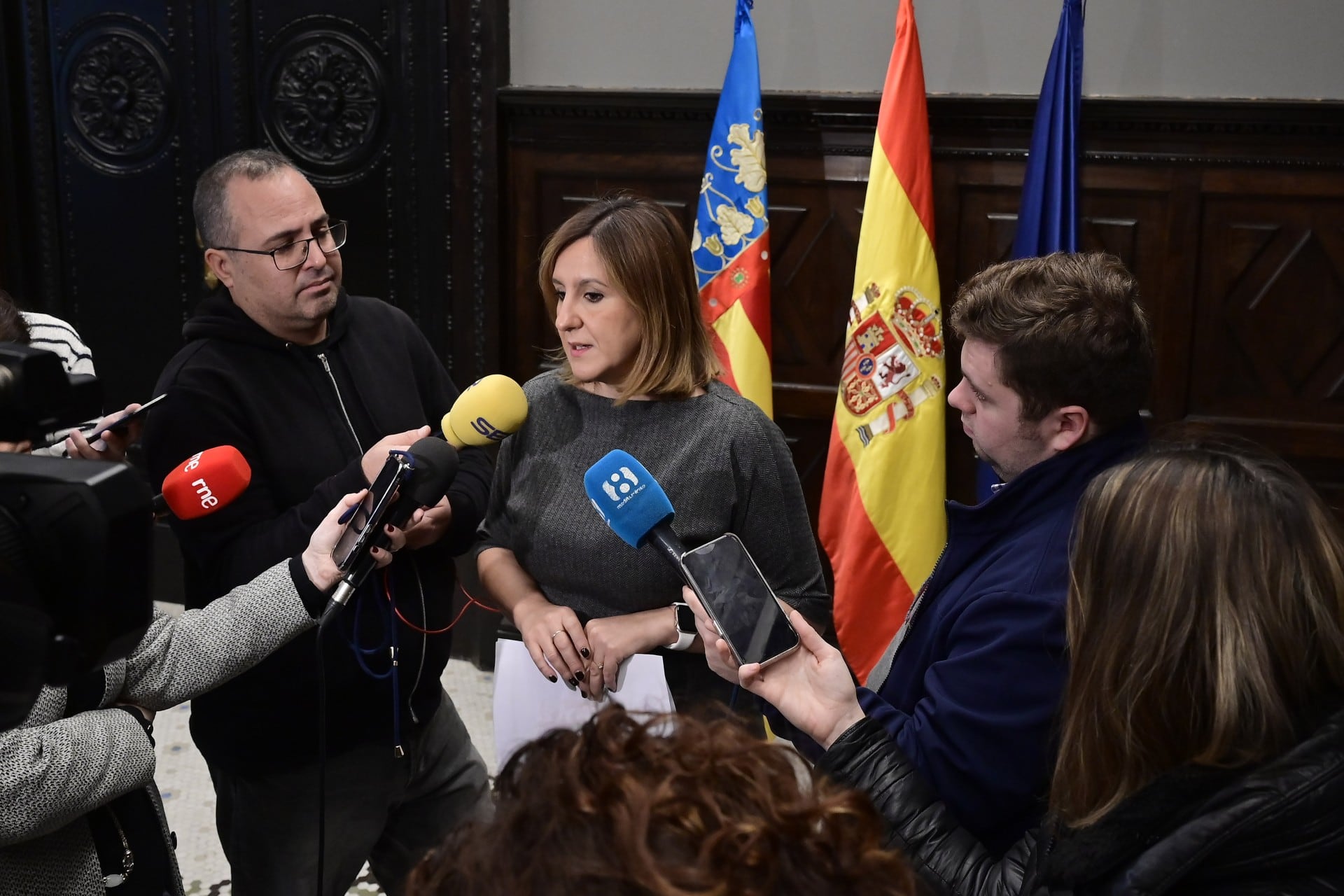 La alcaldesa de València, María José Catalá, atiende a los medios de comunicación