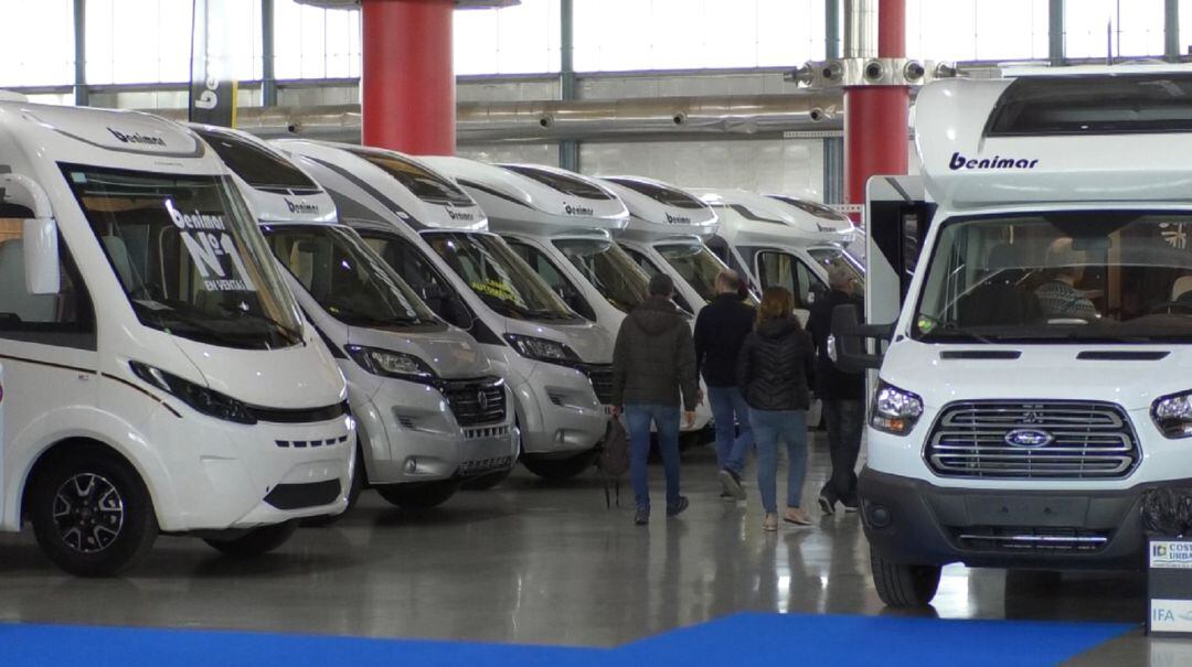 Visitantes durante la exposición de Caravaning