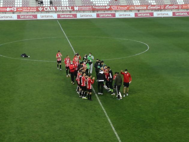 Juanan y Coque celebran con el resto del Zamora CF la recuperación del liderato