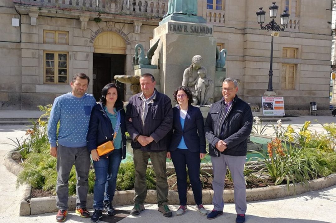 Laureano Alonso (centro) líder de En Marea Tui junto a otros compañeros de partido.