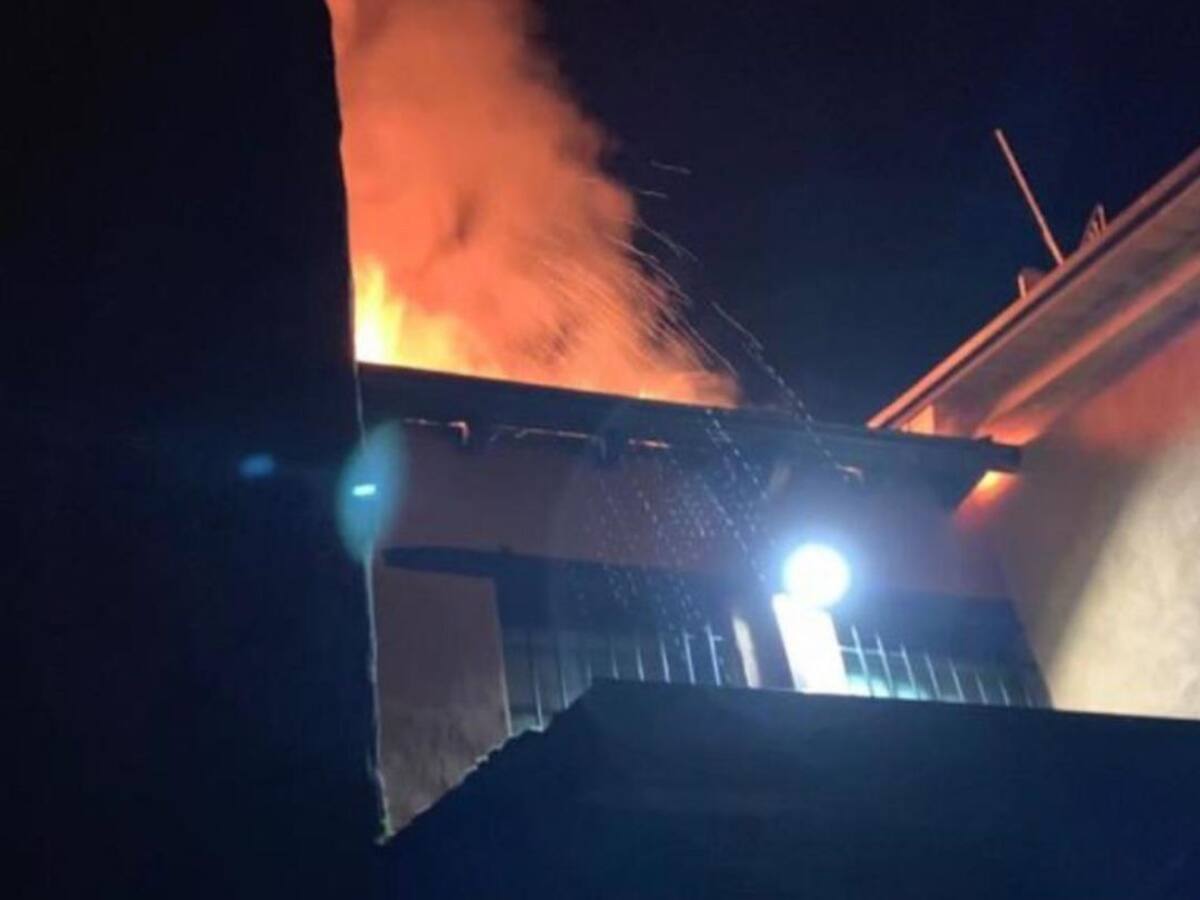 Arden en Priaranza dos viviendas y el tejado del bar 'El sitio de mi recreo'