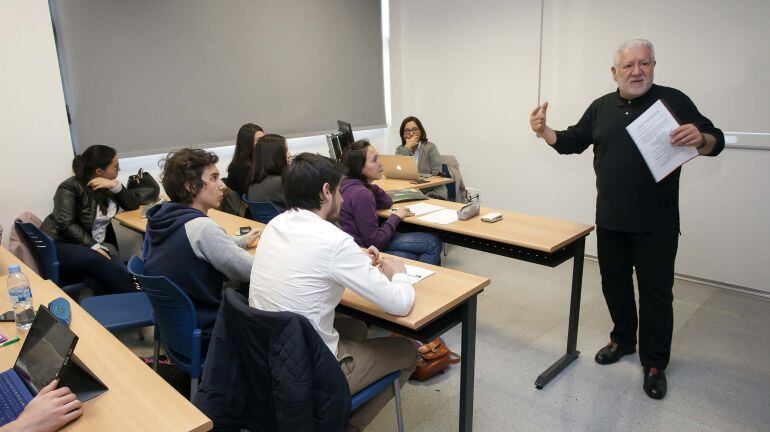 El publicitario Luis Bassat, durante una de las clases que ha impartido en la Universidad Europea Miguel de Cervantes