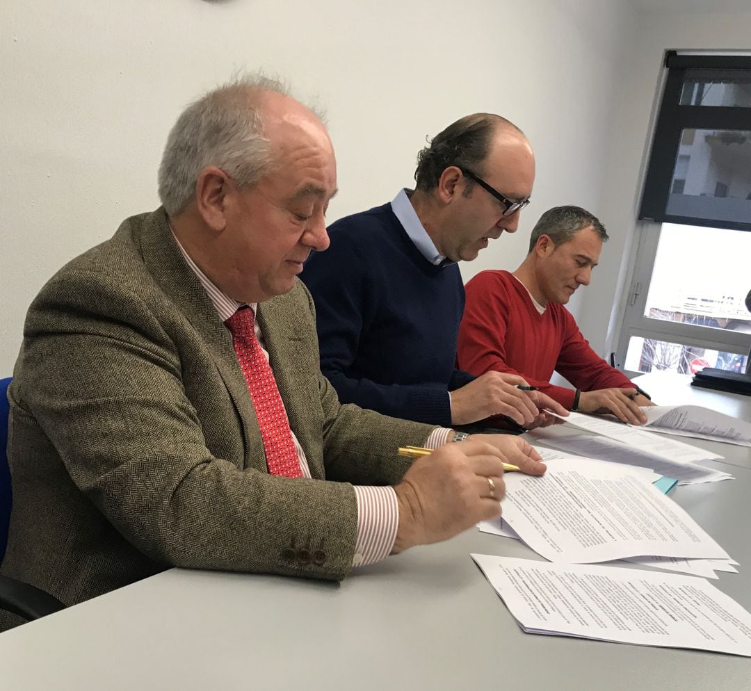 Firma del convenio en la FELE en Ponferrada