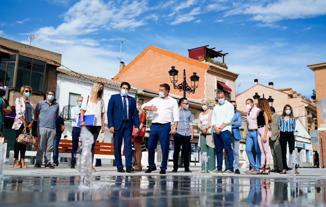 El consejero de Vivienda, David Pérez, (c) junto al alcalde de Humanes, José Antonio Sánchez, durante la visita a la renovada plaza de la Constitución.