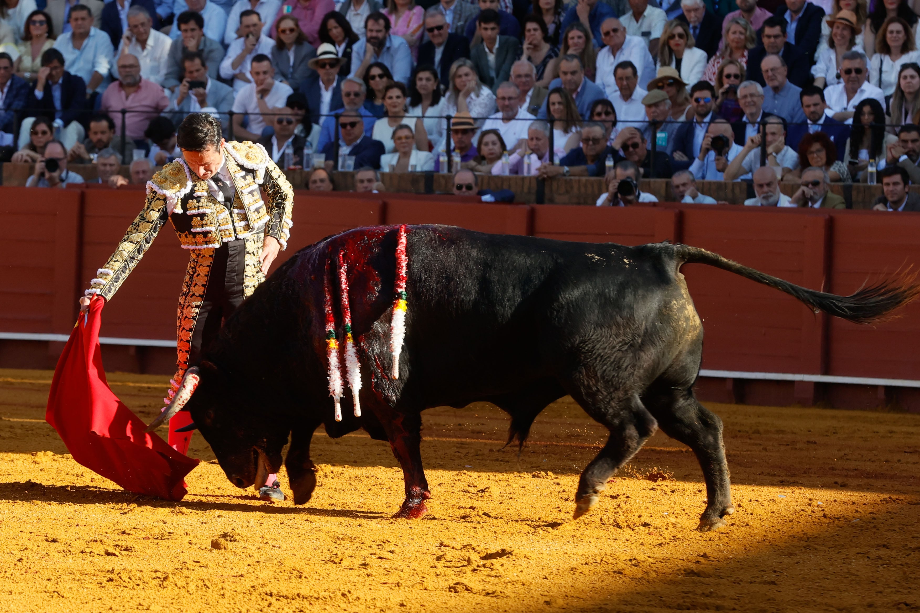 SEVILLA, 12/04/2024.- El torero Diego Urdiales lidia su primer toro de la tarde durante el cuarto festejo de la Feria de Abril, este viernes en la plaza de toros de la Real Maestranza de Sevilla, con toros de Nuñez del Cubillo. EFE/José Manuel Vidal
