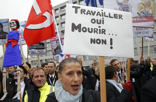 Empleados de Air France se manifiestan frente a la sede de la compañía aérea en el aeropuerto Charles de Gaulle de París.