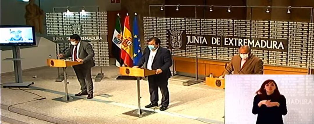 Comparecencia del presidente de la Junta de Extremadura (centro) el consejero de sanidad (izquierda) y el consejero de economía (derecha)