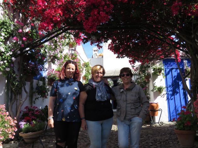 Raquel, Carmen y Ángela, del Patio de Marroquíes,6