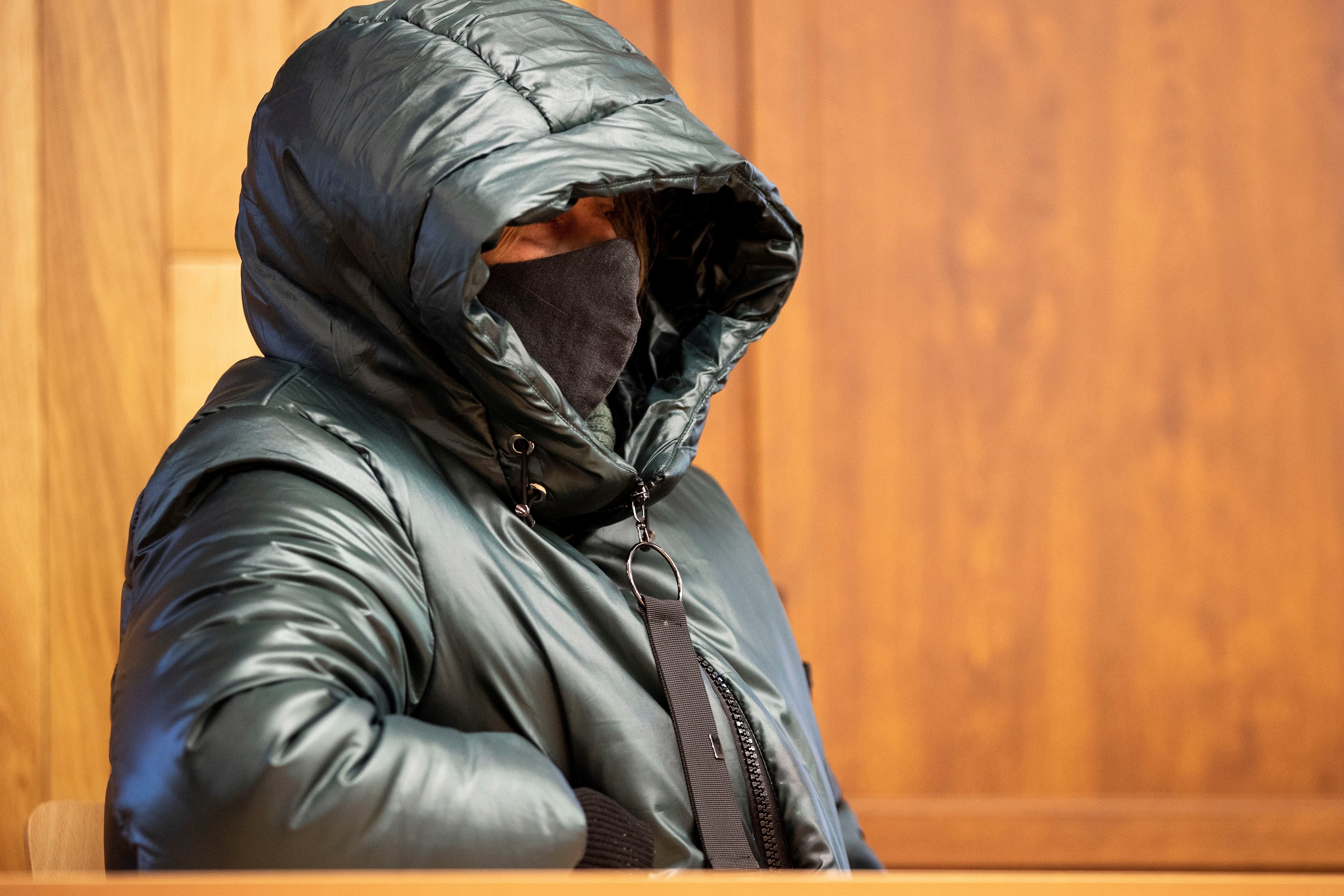 LUGO, 09/02/2022.- La acusada Ana Sandammil (c), madre de la víctima Desirée Leal, en el banquillo de los acusados durante la tercera jornada del juicio por el asesinato de su hija de 7 años este miércoles en la Audiencia Provincial de Lugo. EFE/Eliseo Trigo