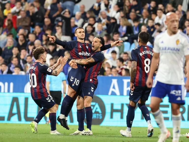 Ager Aketxe celebra un gol con el Eibar en La Romareda