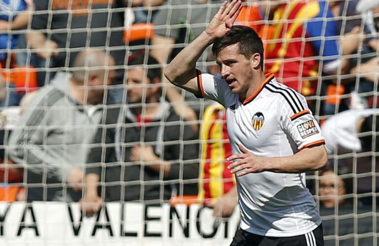 Piatti, celebrando un gol con el Valencia