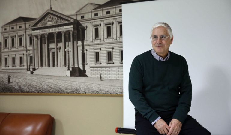 El parlamentario electo al Congreso por el PSOE, José María Barreda, se hace la fotografía para su credencial en la Cámara Baja