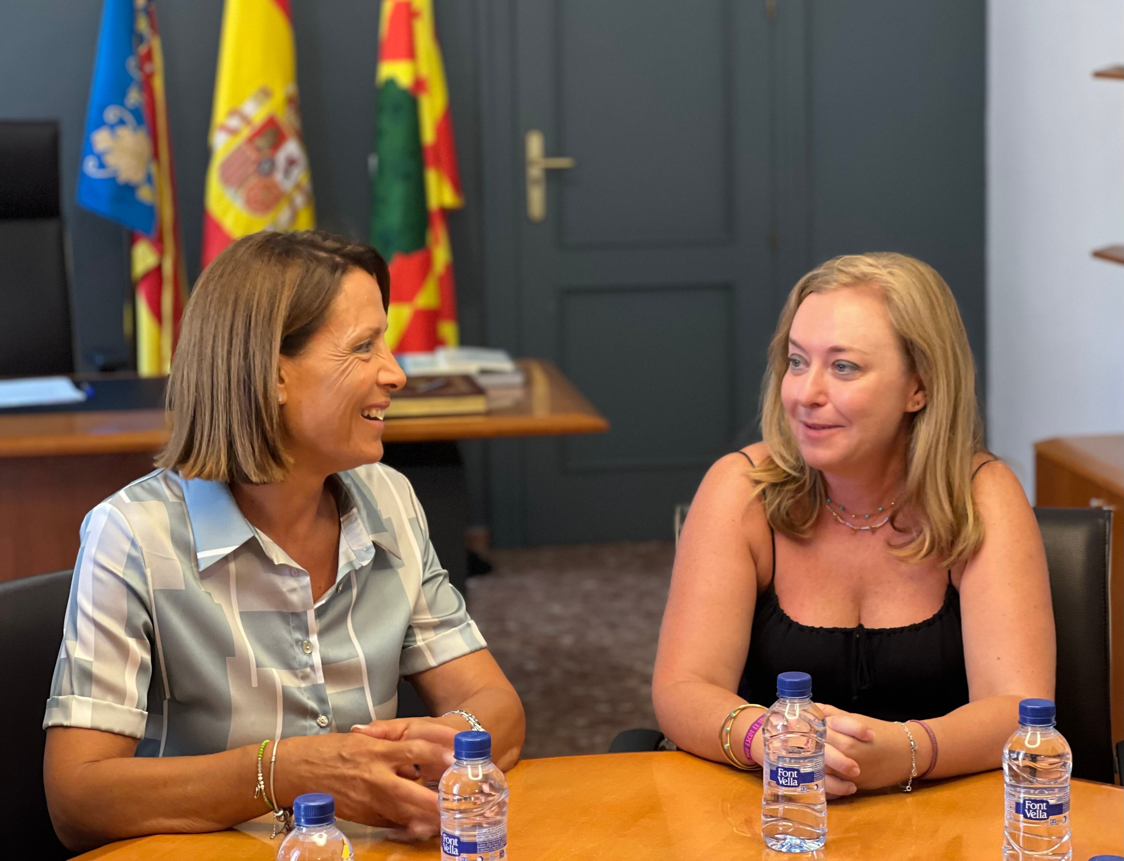 La alcaldesa de Oliva, Yolanda Pastor junto a la vicepresidenta de la Diputació, Natalia Enguix.