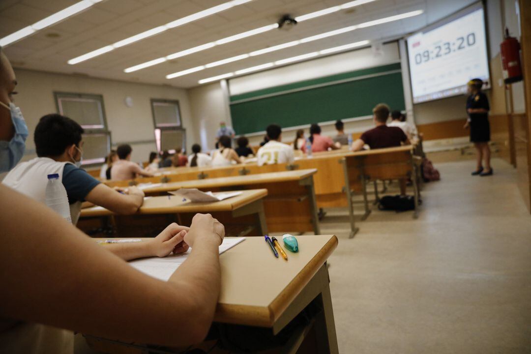 Estudiantes de las asignaturas troncales de la rama de Ciencias esperan a comenzar las pruebas de la Evaluación de Acceso a la Universidad (EVAU), con una mayor distancia entre alumnos, en el Edificio Politécnico de la Universidad Alcalá de Henares.