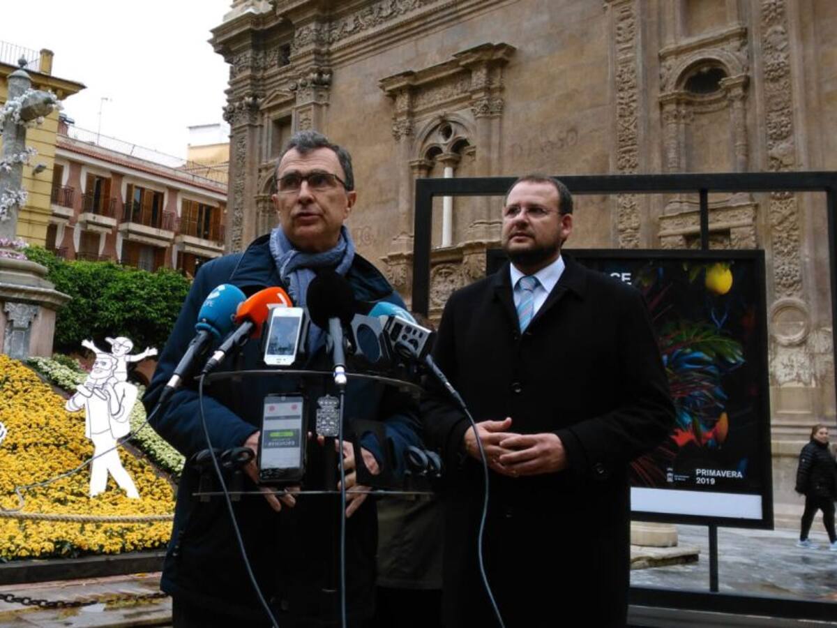 La alegría de la primavera florece en las principales plazas y calles de Murcia