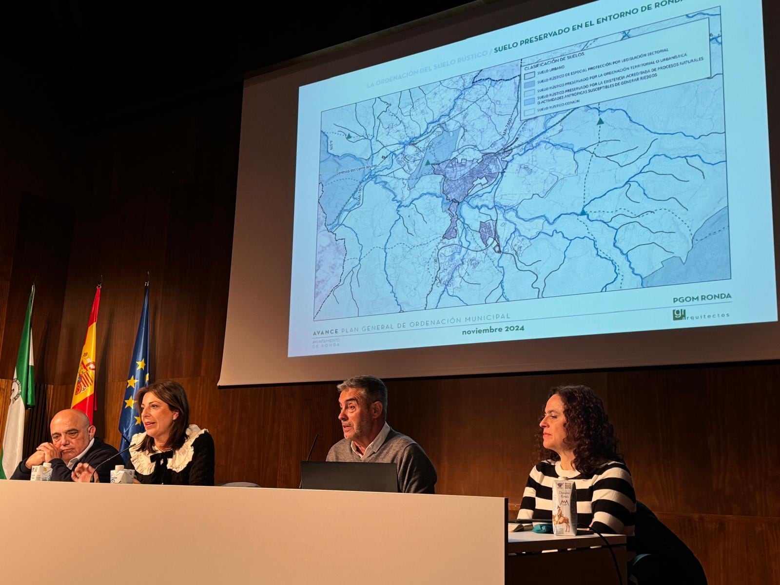 Apenas unos 30 ciudadanos acudieron a la presentación de los planes urbanísticos de la ciudad del Tajo