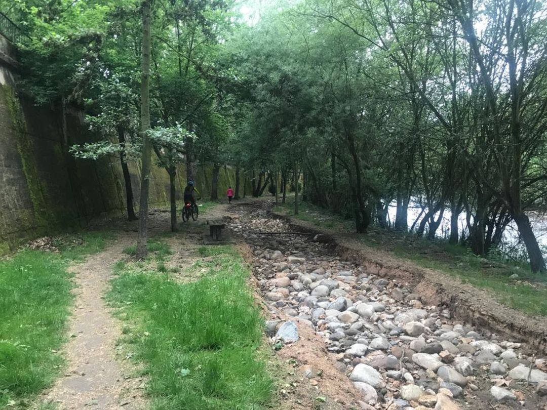 Los efectos de las riadas en el paseo del Sil a su paso por Ponferrada