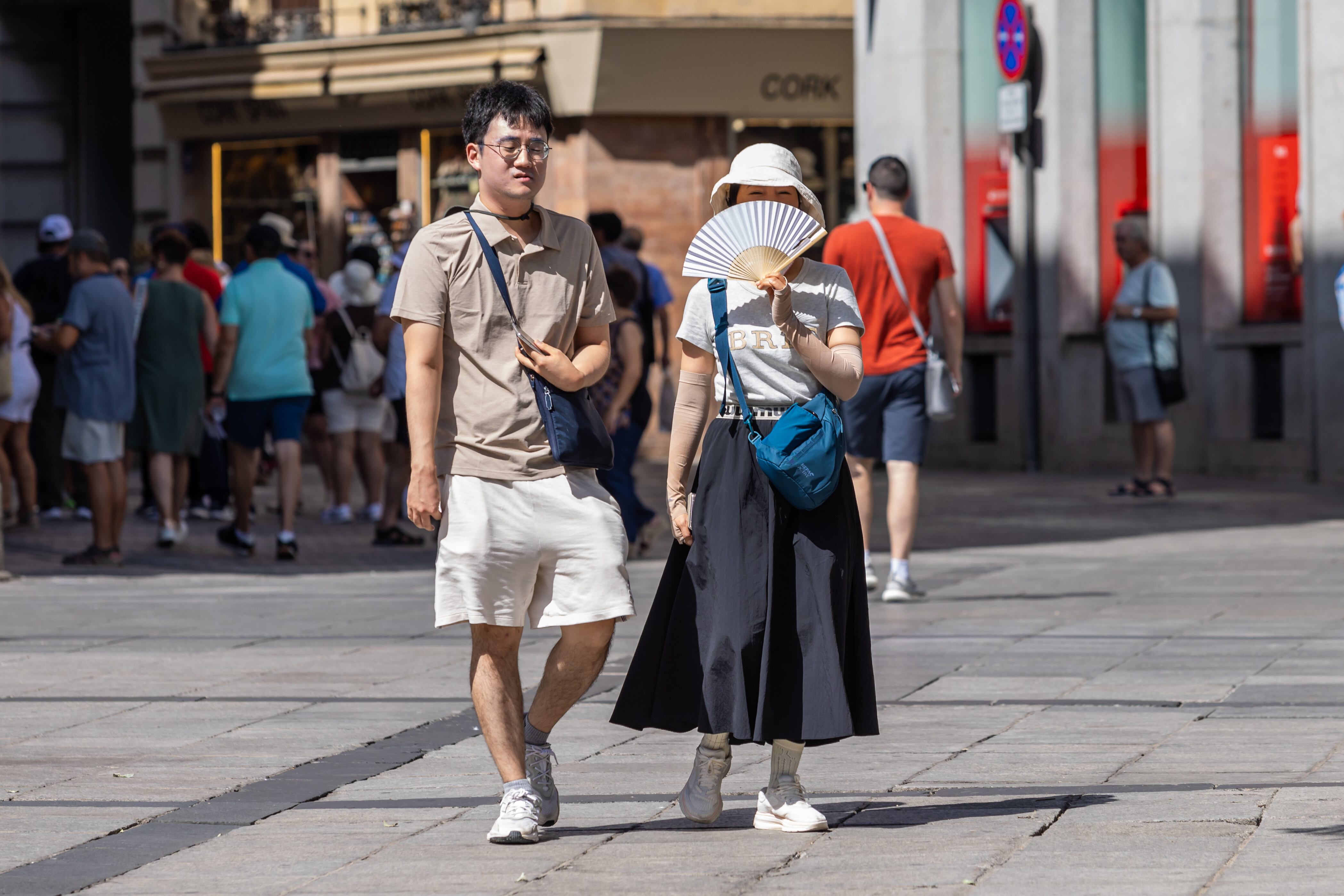 TOLEDO, 11/08/2024.- Unos turistas este domingo en Toledo. España está inmersa en su cuarta ola de calor este fin de semana. EFE/Ángeles Visdómine