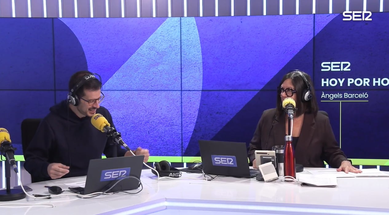 Àngels Barceló y José Luis Sastre se ríen durante el programa de 'Hoy por Hoy'