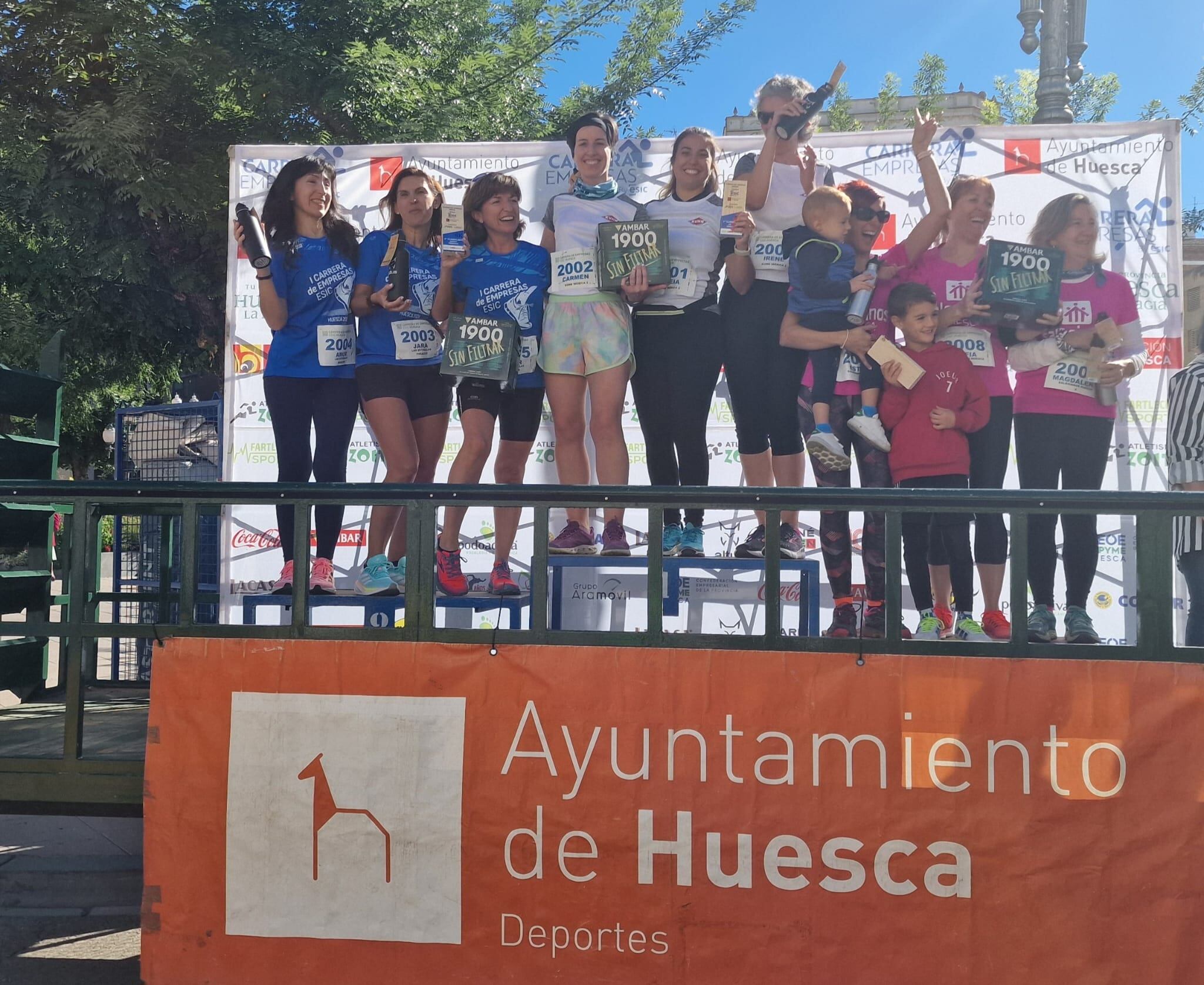 Los tres equipos femeninos ganadores de la carrera ESIC