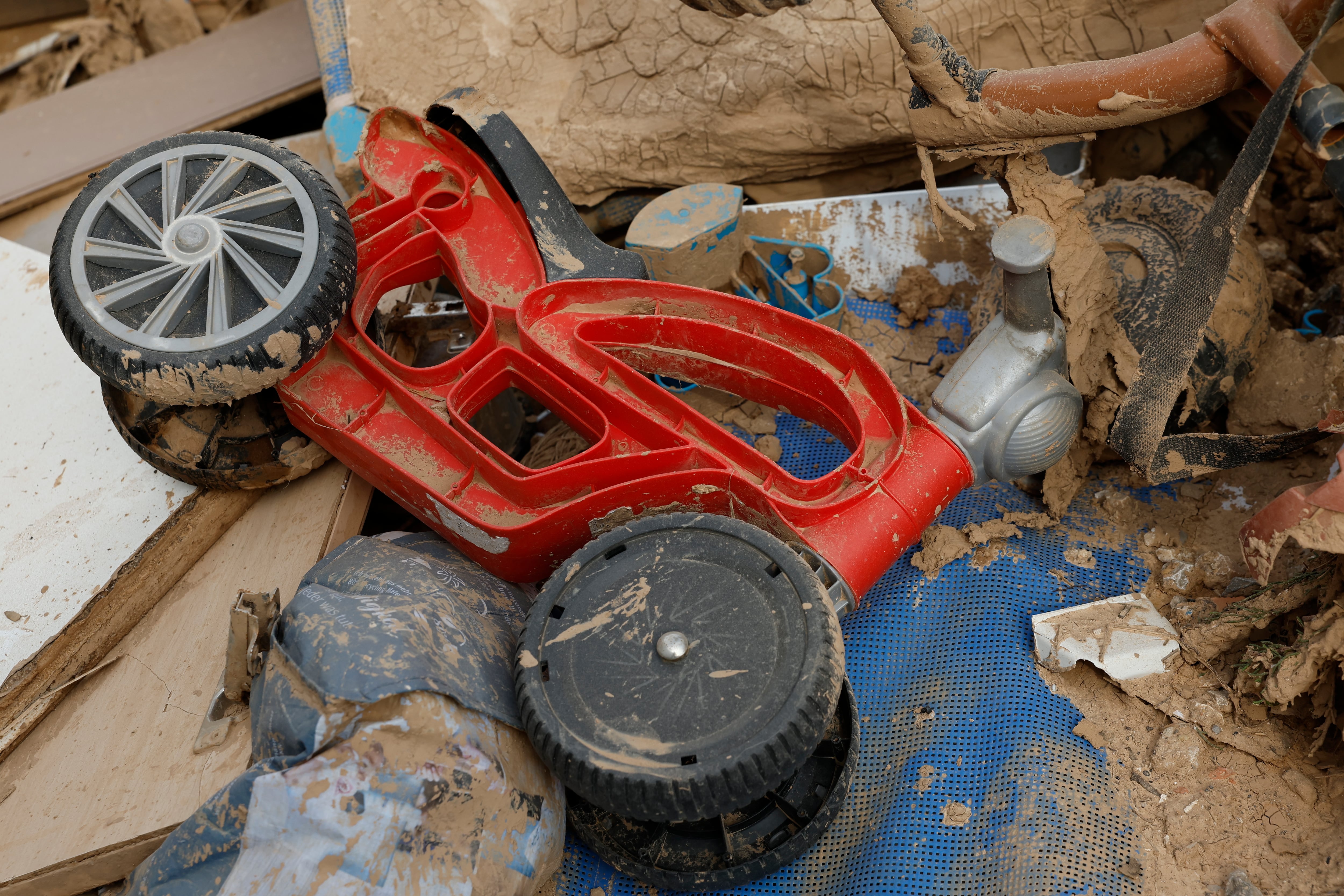 Hallan los cuerpos de los dos niños desaparecidos en Torrent (Valencia) tras ser arrastrados por la riada el día de la DANA