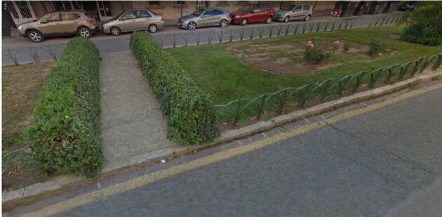 Calle San Marcelino, 30. Paso peatonal en seto central sin continuidad en ambos lados de la calzada.