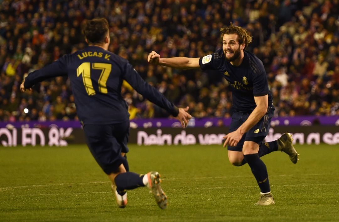 Nacho celebra su gol al Valladolid con Lucas Vázquez.