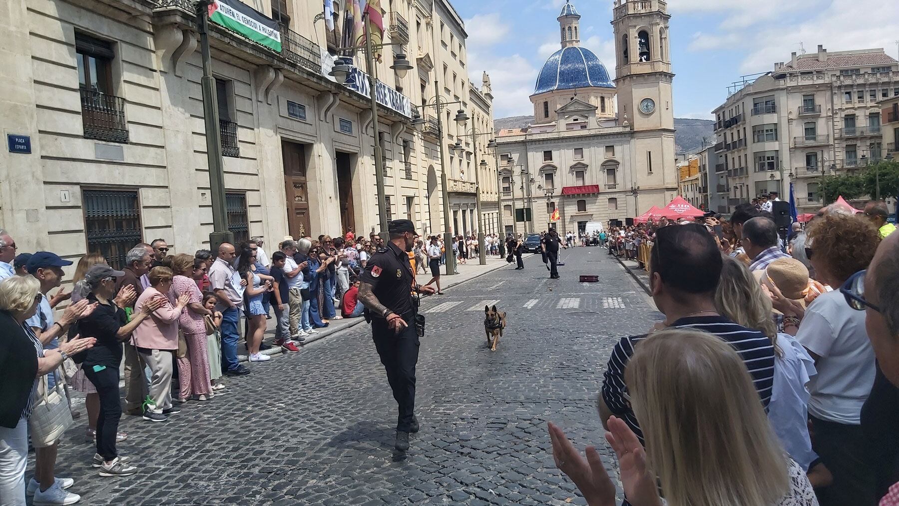 Un instante de la exhibición de guías caninos con perros especialistas en detectar estupefacientes