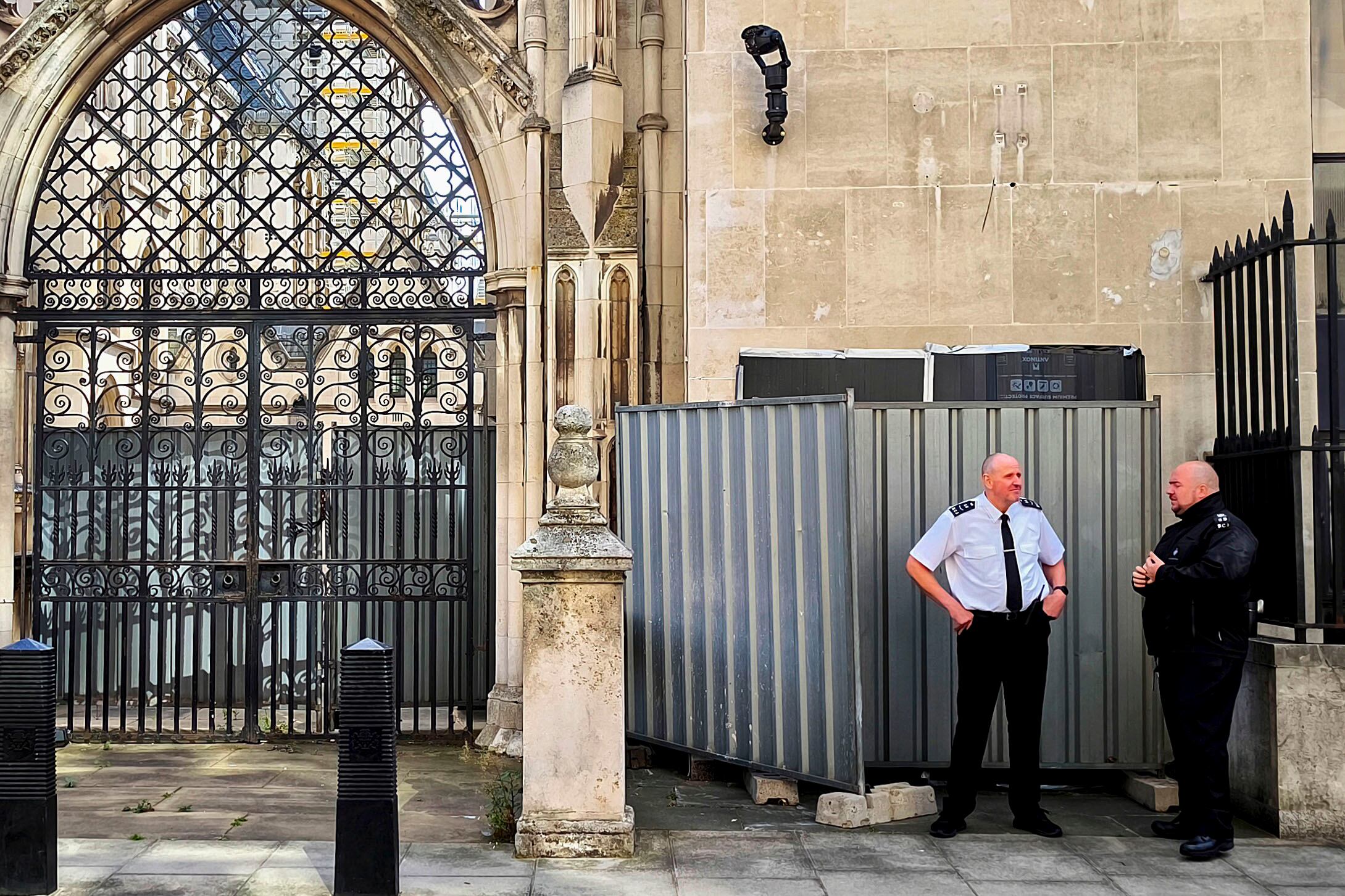 El misterioso artista callejero británico Banksy volvió a actuar este lunes en Londres con una pintura realizada en el Tribunal de Justicia de la capital británica que ya se encuentra cubierta y bajo vigilancia.