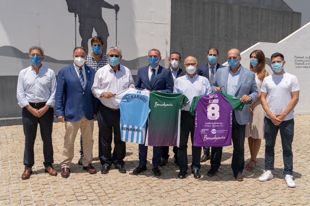 El alcalde de Benahavís, José Antonio Mena, con representantes del Málaga, Unicaja y Trops Málaga