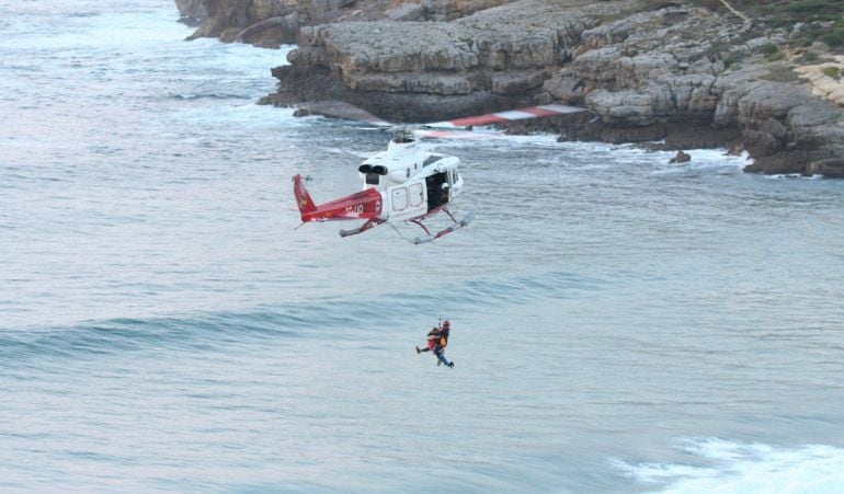 Imagen del rescate realizado el pasado fin de semana en la playa de Los Locos (Suances).