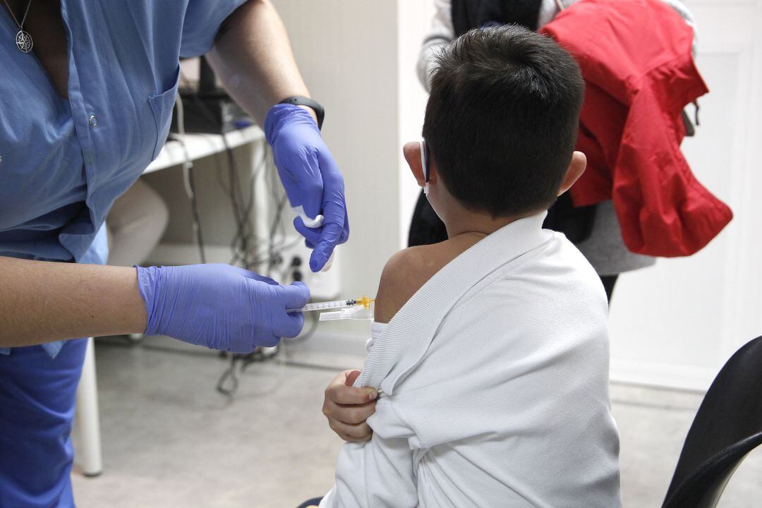 Un niño recibe una dosis de  vacuna