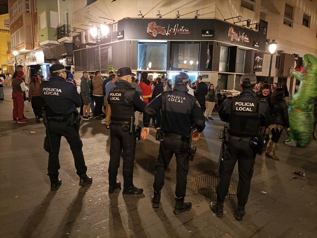 Agentes de la Policía Local de Alicante durante el dispositivo de Carnaval