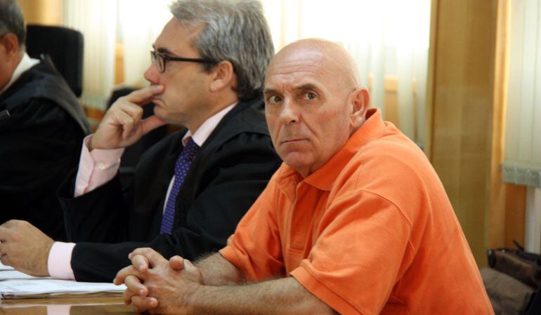 Ramón Laso al costat del seu advocat a les dependències de l'Audiència.