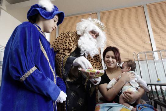 Melchor visitando a uno de los bebés hospitalizados