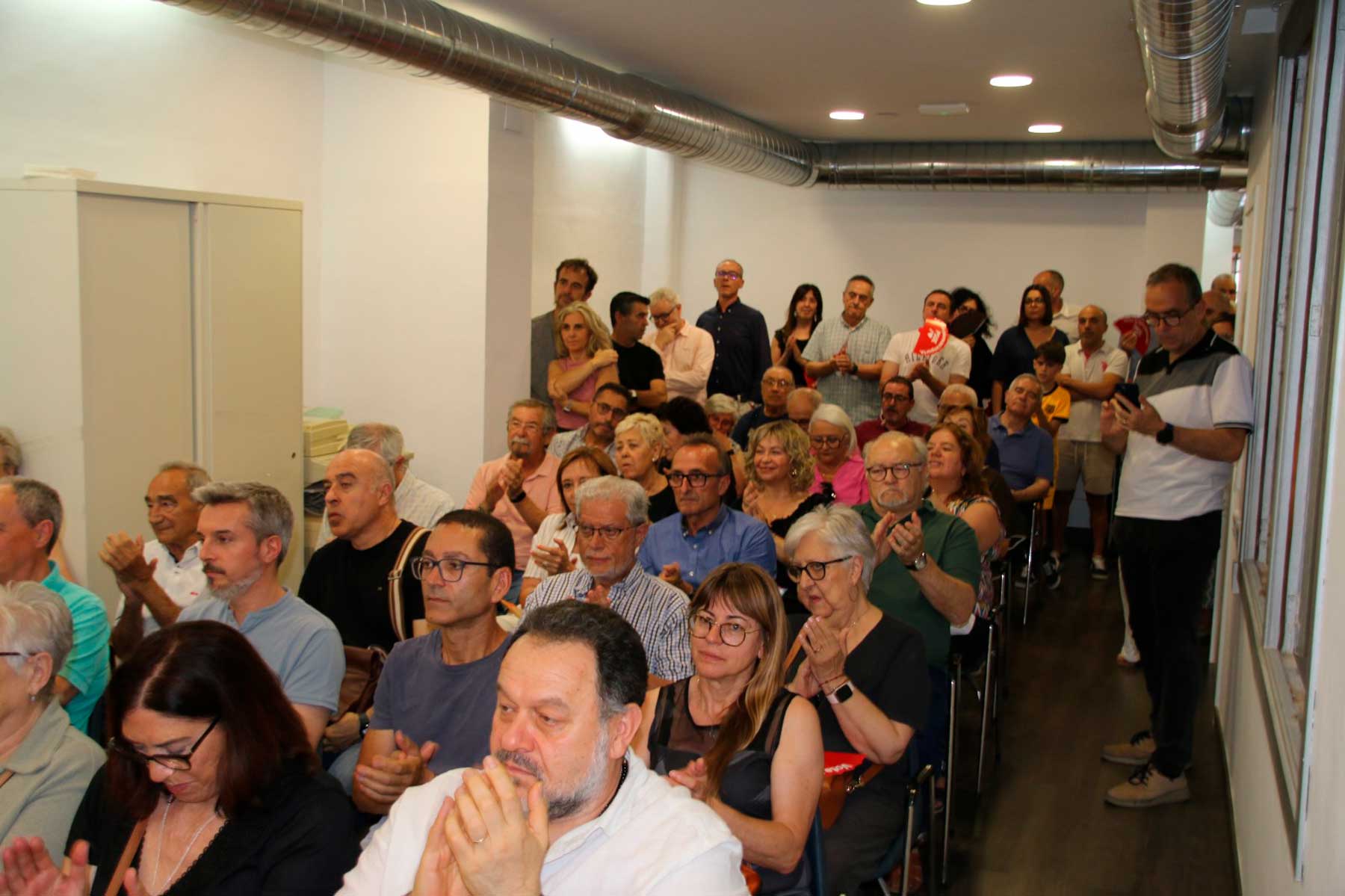 La presència de militants socialistes ha sigut numerosa fins a deixar xicoteta la seu que tenen a Alcoi