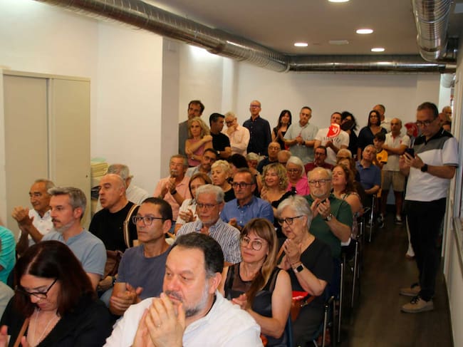 La presència de militants socialistes ha sigut numerosa fins a deixar xicoteta la seu que tenen a Alcoi
