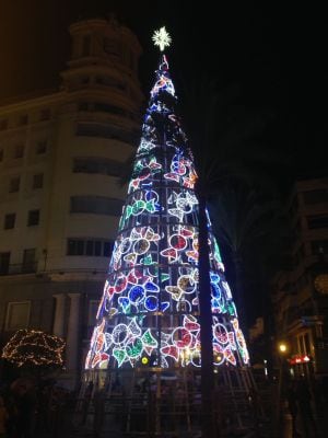 Árbol de Navidad instalado en Plaza del Arenal