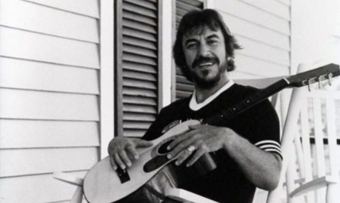 Bobby Charles con su guitarra en el porche de su casa