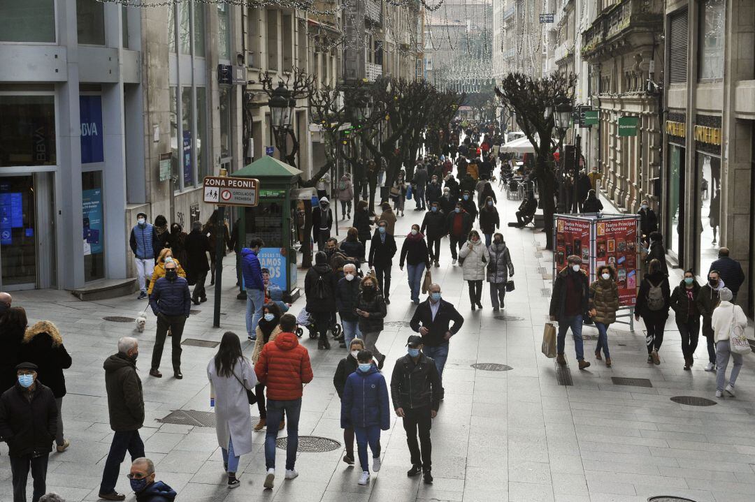 Gente en las calles de Orense.