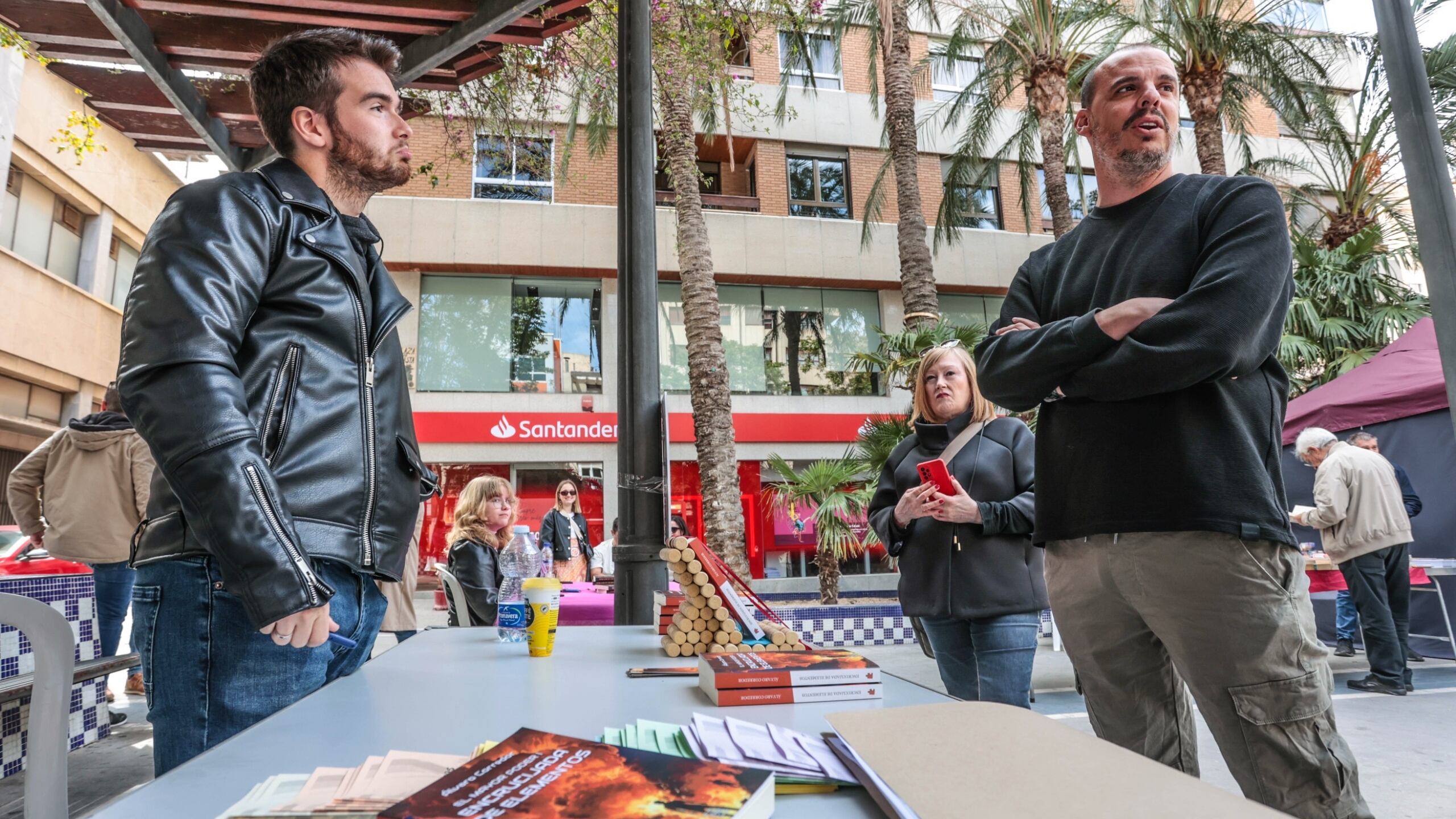 El escritor local Álvaro Corredor junto a Iñaki Pérez, edil de Cultura de Elda; durante la pasada edición de la Semana del Libro