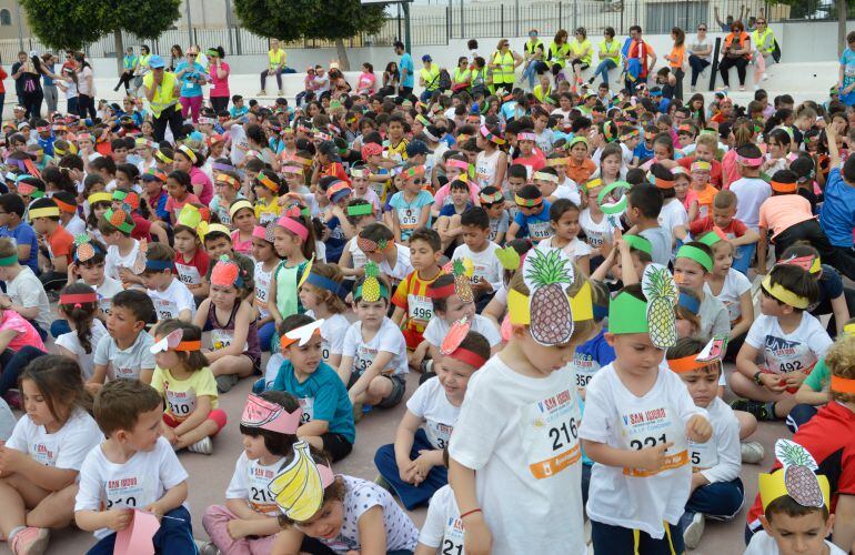 Toda una comunidad escolar corriendo por solidaridad.