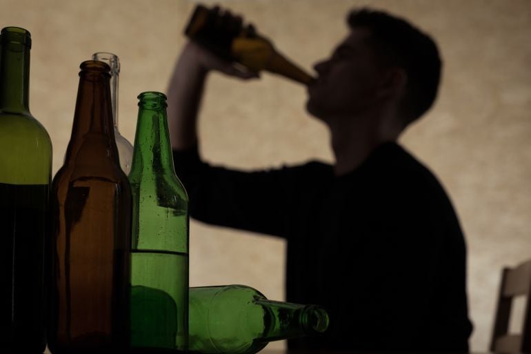 Los jóvenes tardan menos tiempo en pedir ayuda cuando se dan cuenta de que tienen un problema con el alcohol