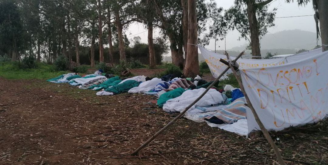 Veinte migrantes duermen a la intemperie en el suelo húmedo junto a las raíces con temperaturas bajísimas