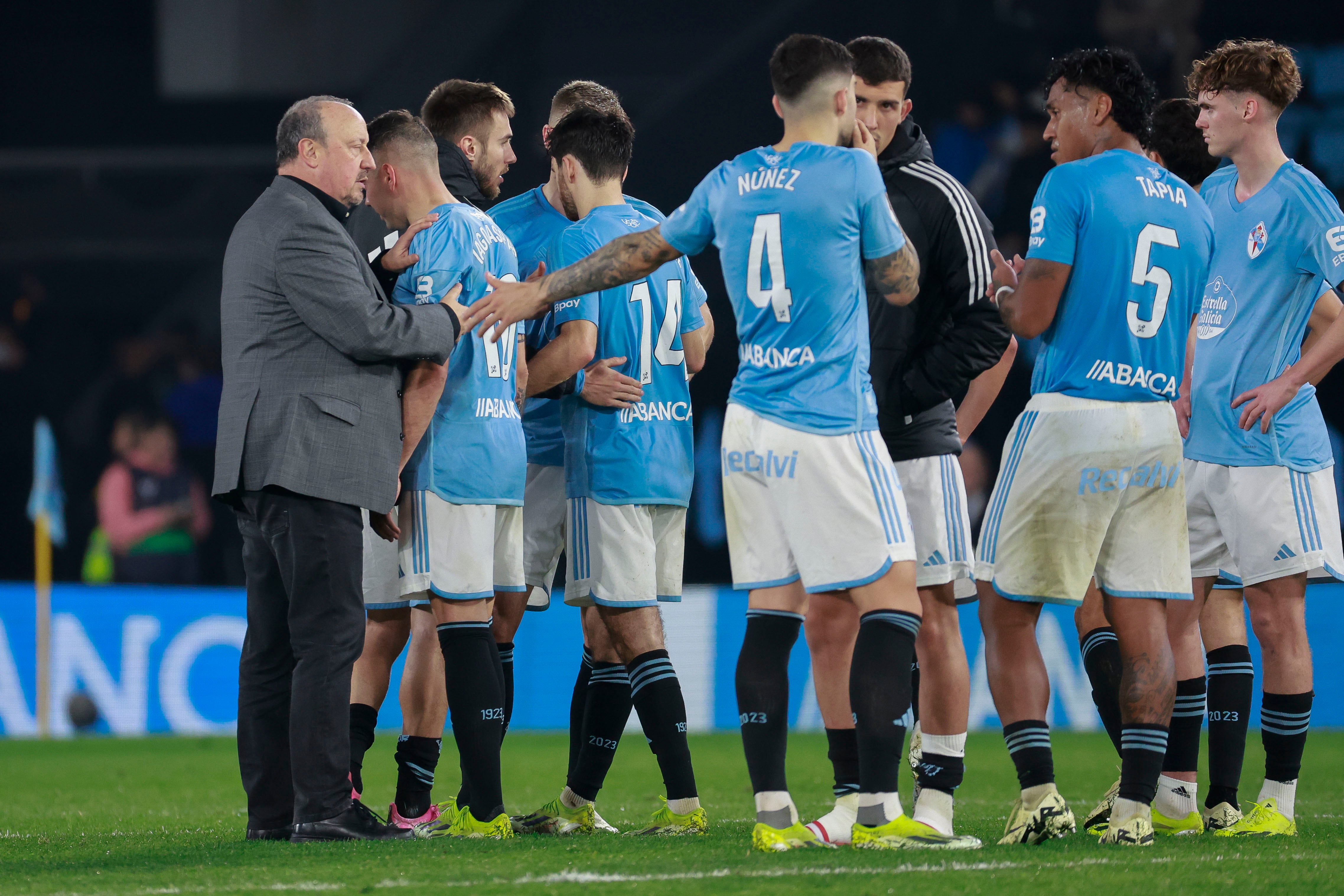 VIGO, 17/02/2024.- El entrenador del Celta Rafa Benítez consuela a sus jugadores tras perder frente al Barcelona, en el partido de la jornada 25 de LaLiga que Celta de Vigo y FC Barcelona disputado este sábado en el estadio de Balaídos, en Vigo. EFE/Lavandeira
