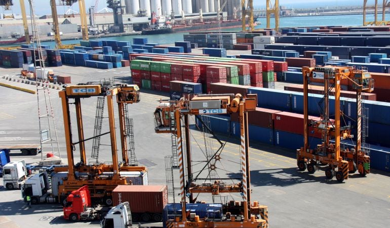 Imatge de diferents grues treballant al port de Barcelona.
