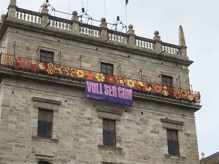 Parte de la campaña &quot;hilando vidas&quot; en la fachada del Palau de la Generalitat, en València.